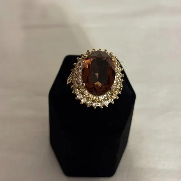 Beautiful Brown Color Ring with Crystals in Gold Tone Setting - size 9.5 - Picture 14 of 16